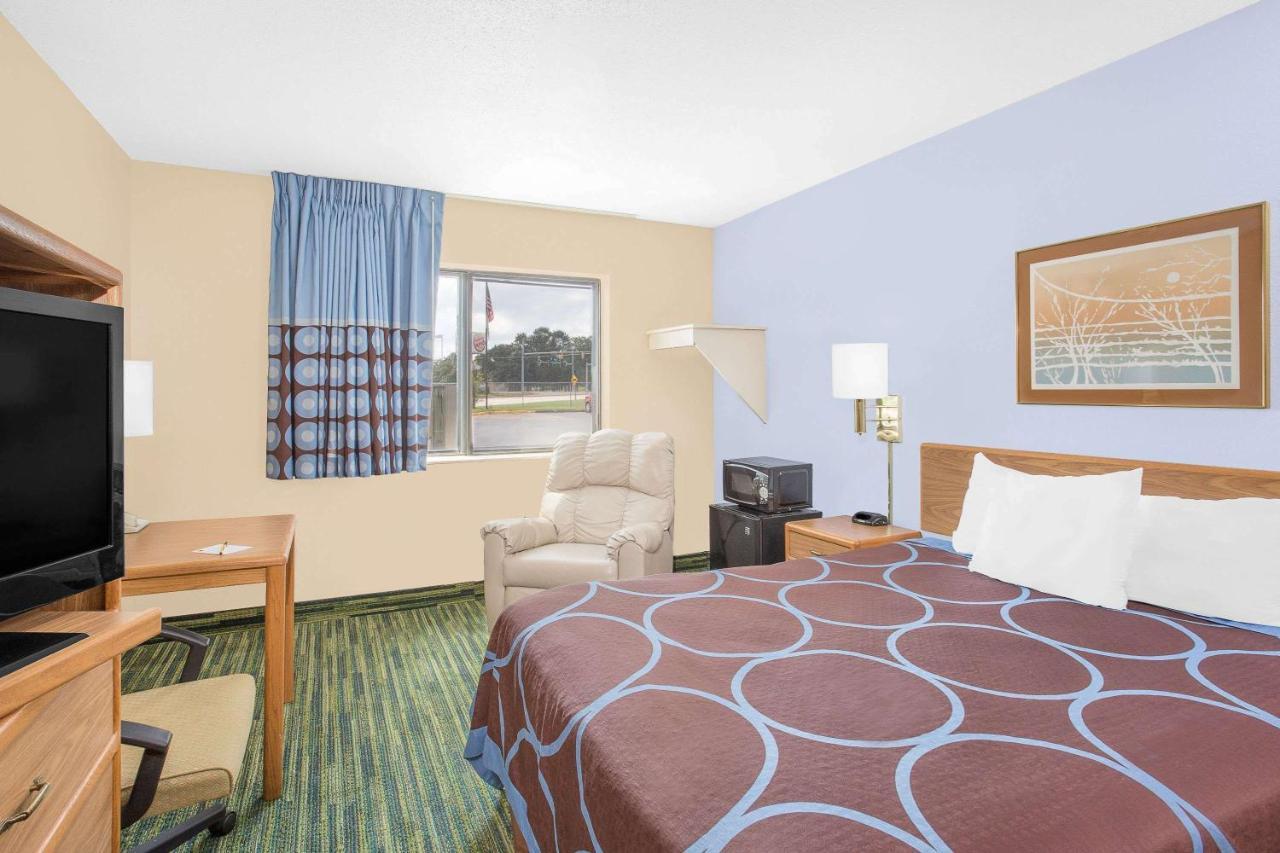 Boarders Inn & Suites By Cobblestone Hotels Waterloo Cedar Falls Extérieur photo