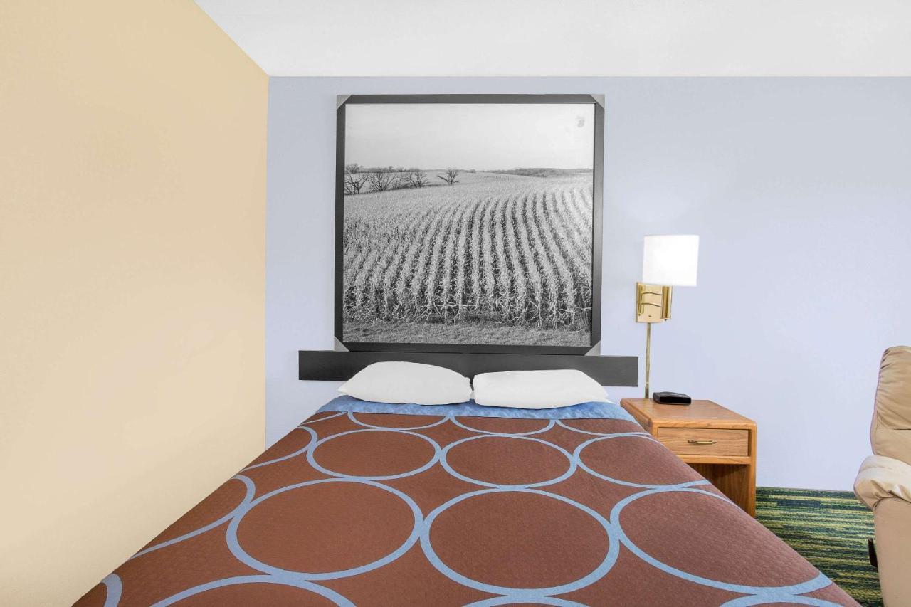 Boarders Inn & Suites By Cobblestone Hotels Waterloo Cedar Falls Extérieur photo