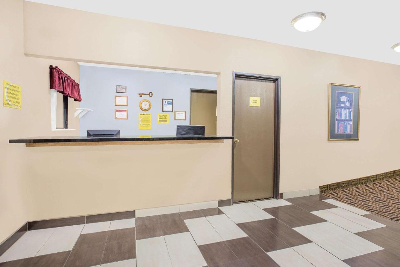Boarders Inn & Suites By Cobblestone Hotels Waterloo Cedar Falls Extérieur photo