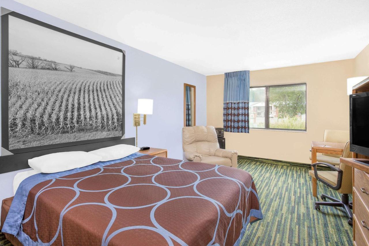 Boarders Inn & Suites By Cobblestone Hotels Waterloo Cedar Falls Extérieur photo