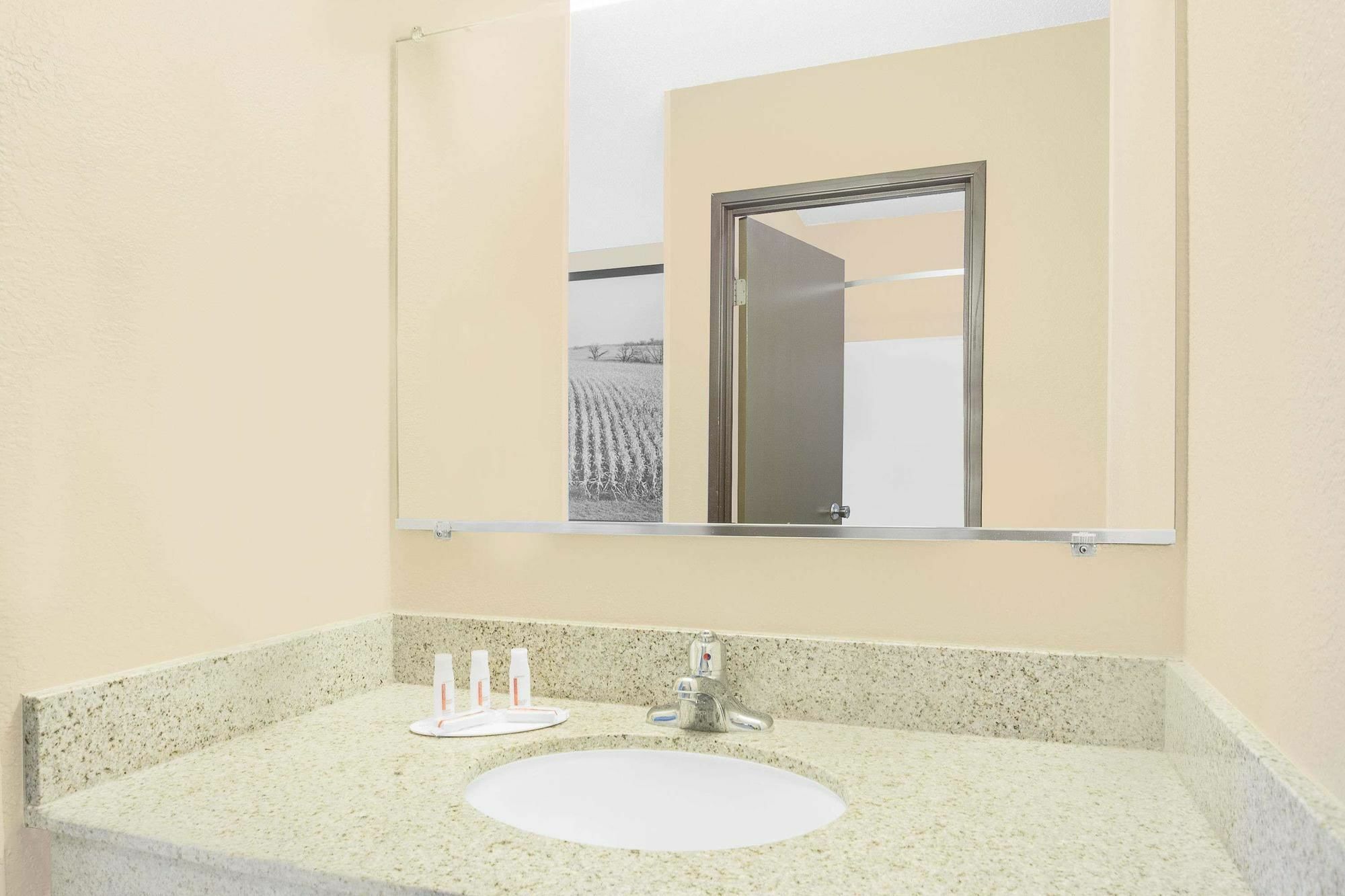 Boarders Inn & Suites By Cobblestone Hotels Waterloo Cedar Falls Extérieur photo