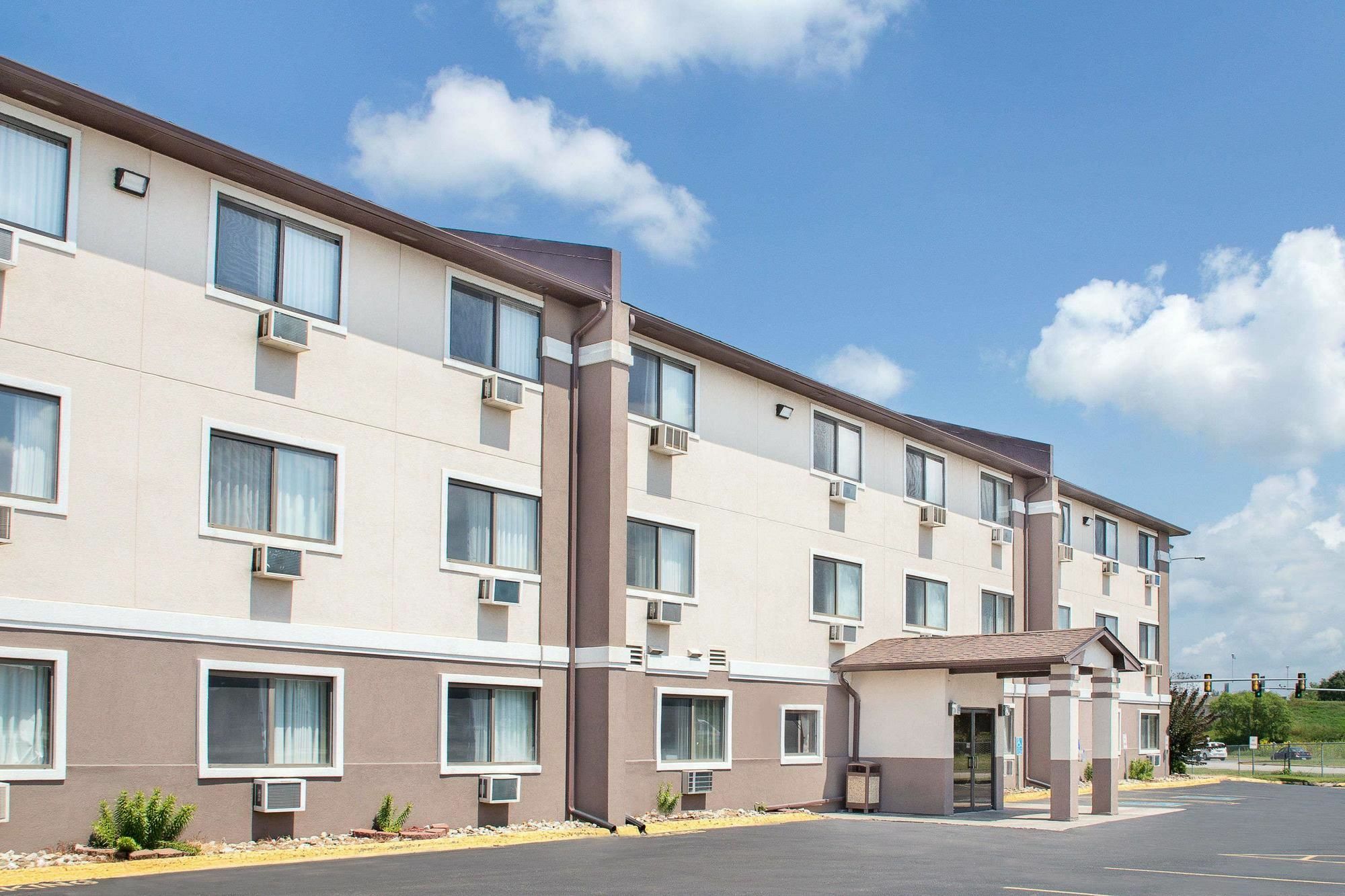 Boarders Inn & Suites By Cobblestone Hotels Waterloo Cedar Falls Extérieur photo
